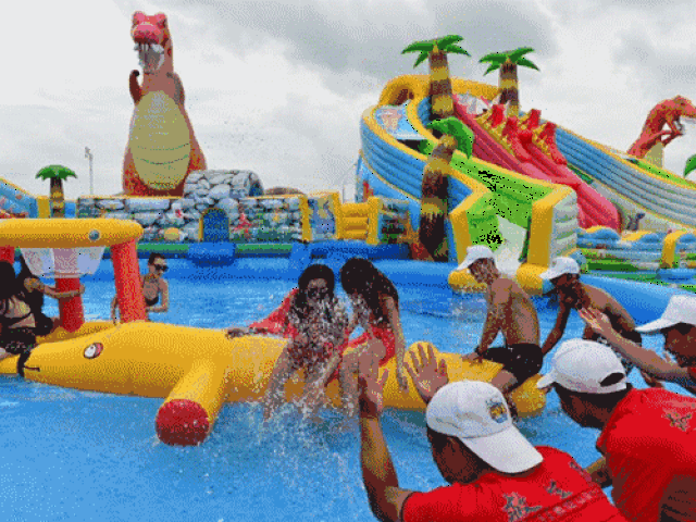 水上闯关非常的刺激