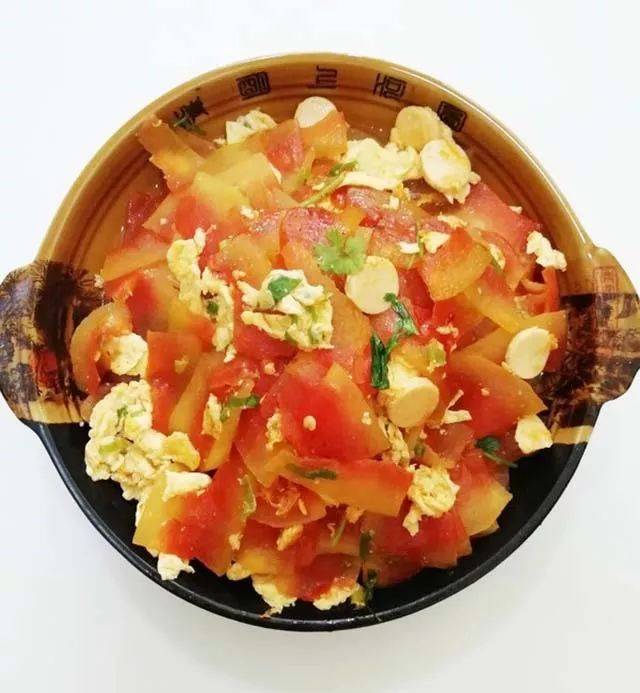食疗方 (图片源自下厨房用户@晨曦如梦_15cs) 材料: 西瓜皮适量,鸡蛋