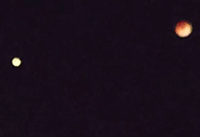 凌晨三点的红色夜空