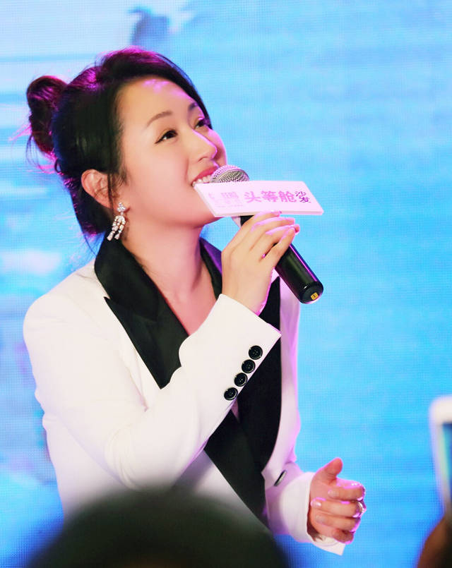 为何杨钰莹的歌朗朗上口却难以模仿?从一些细