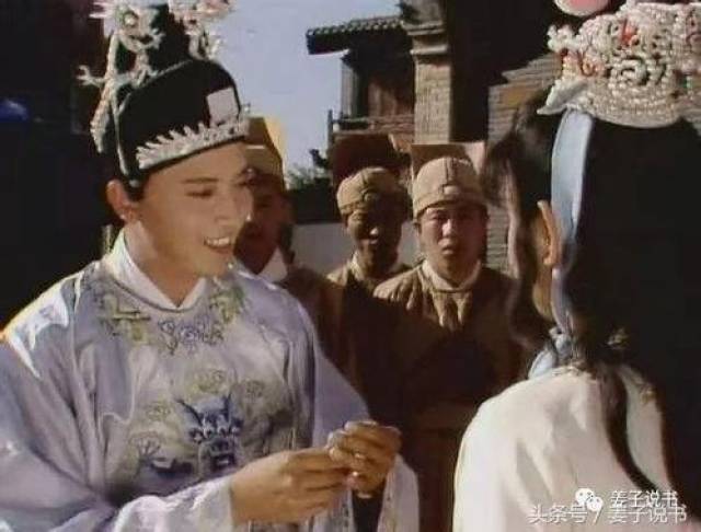 宝玉用袭人的汗巾和蒋玉菡的汗巾交换,后来袭人嫁给了蒋玉菡.