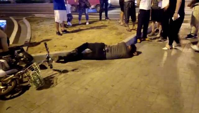 涟水一男子喝醉酒晕倒酒店厕所里,还有一个醉倒在东门口花池边