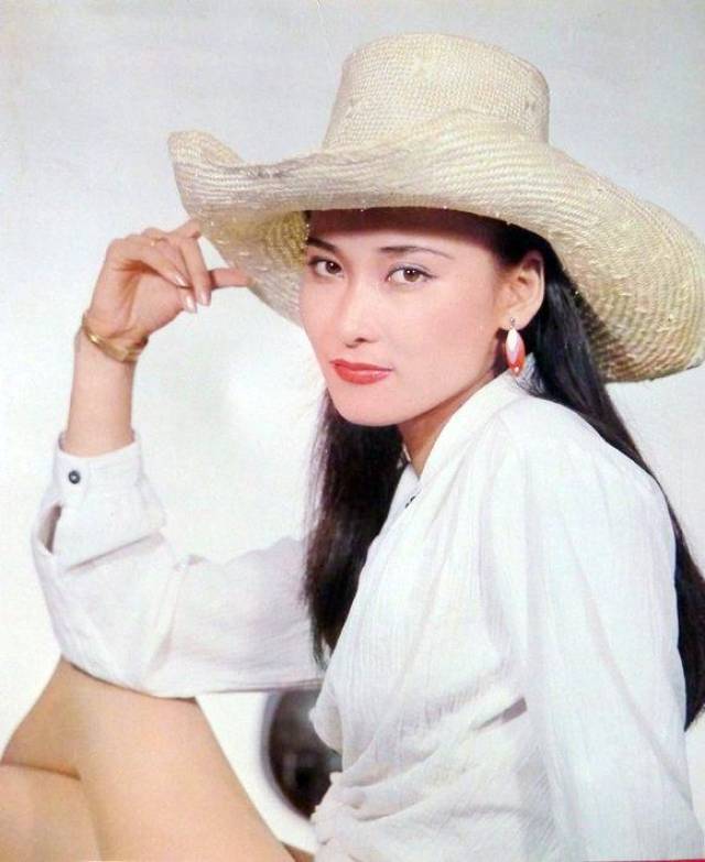 有人说她是80年代的范冰冰,容貌美艳过人,如今近照曝光依然很美丽!