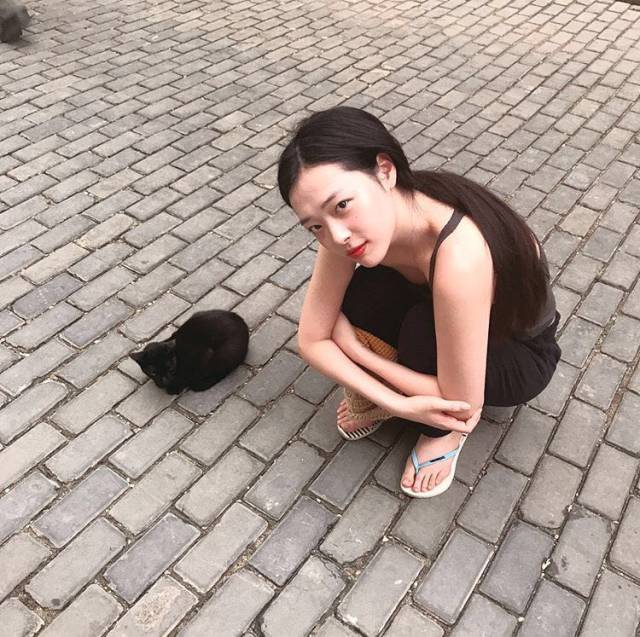 从风格清纯的玉女,到放飞自我的性感女神,崔雪莉的转型之路