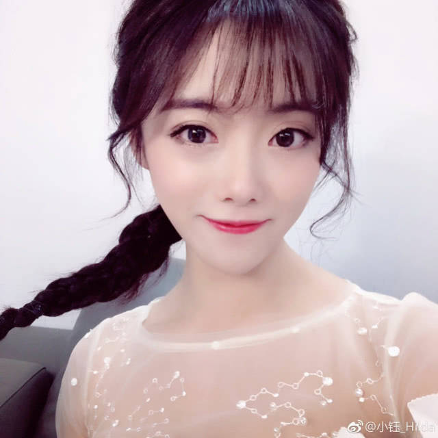 LPL美女主持人小钰被喷蛇精病,她6个字霸气回应