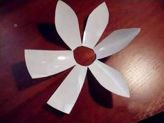 用白色的塑料瓶做成花瓣,用热熔胶粘和起来