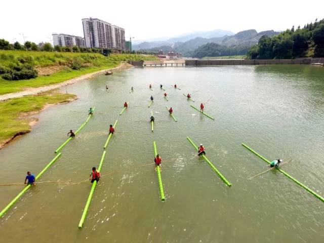 【聚焦榕江】暑假学习独竹漂 潇洒江上走一回_手机搜狐网