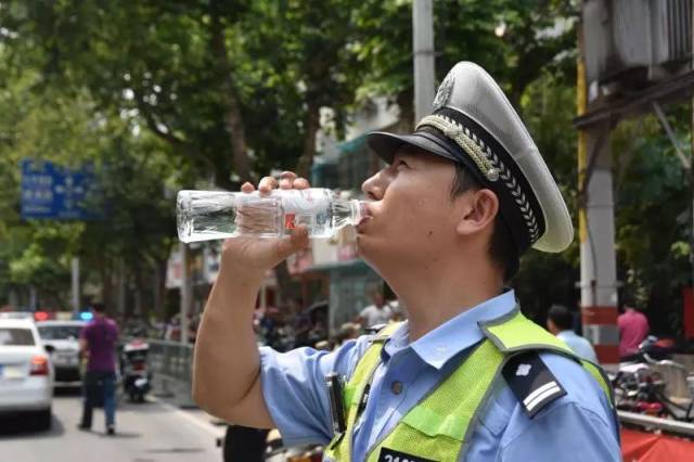 交警"夏天虽然炎热,但是群众的支持和理解是我们在夏季执勤收获的最