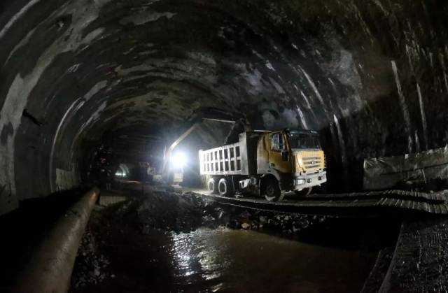 青云山隧道是整条武深高速最长的隧道,目前正在进行最后的隧道路基