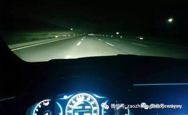 夜间开车上高速,应该使用近光还是远光灯,很多新手司机都选错了