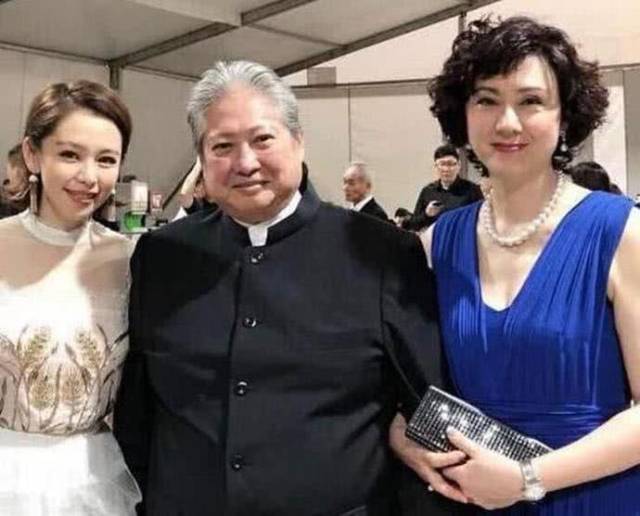 洪金宝亮相山西,夫人也在场,当他拿出手机时,让人瞬间