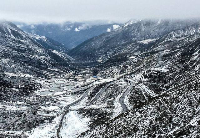 下过雪之后的折多山,你从山顶俯瞰,那连绵不绝,弯曲多折的山路在白雪