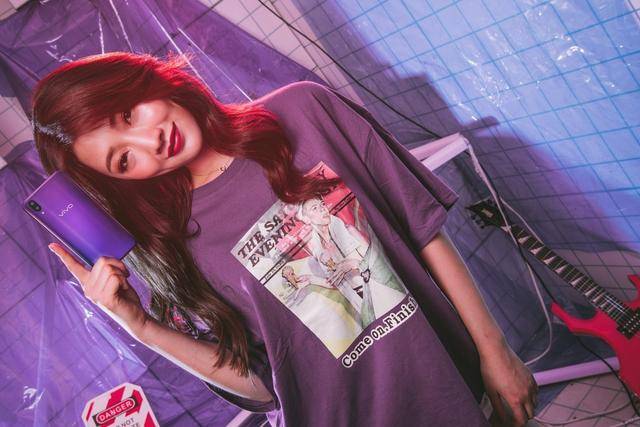 想知道vivo x21魅夜紫如何紫成一派?这个小姐姐告诉你