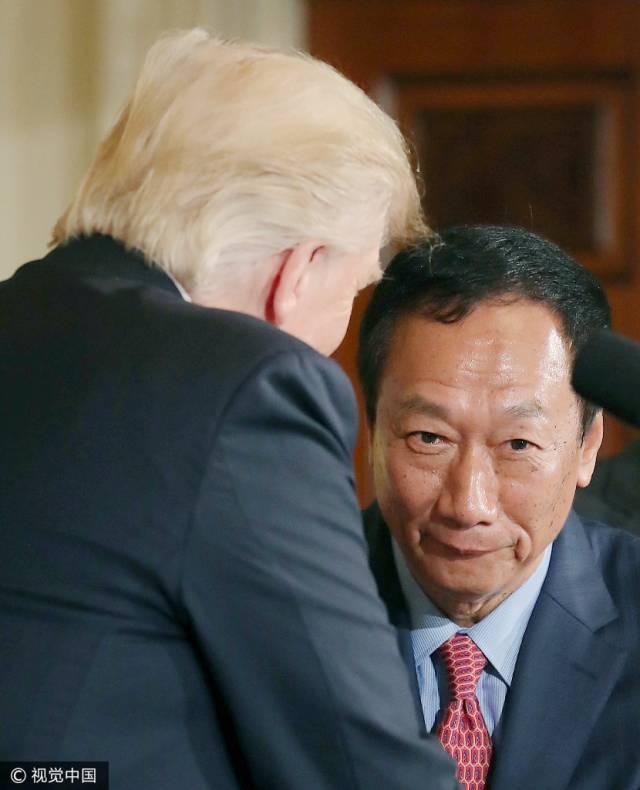 特朗普出席富士康美国投资建厂宣布仪式,与郭台铭交头接耳(图片来源