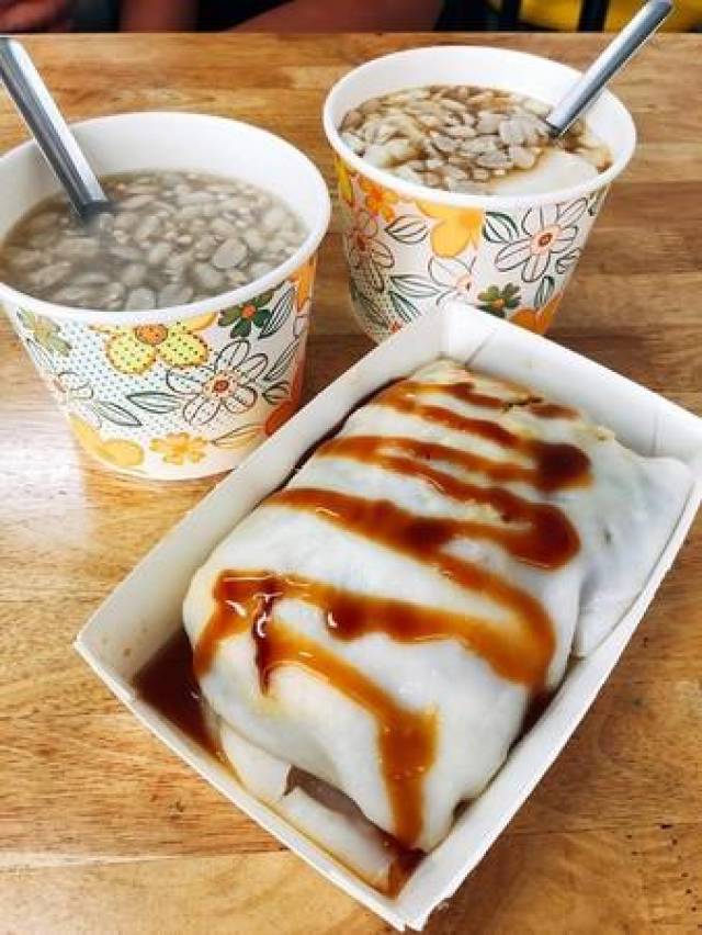 新竹古早味早餐「大粉粿」包覆蔬菜,鸡蛋与肉燥!