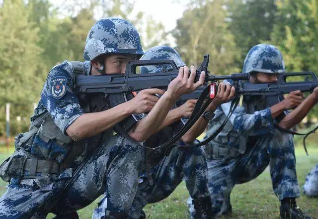 据了解,中国空降兵参赛队也是唯一一个全部使用自己武器装备参赛的