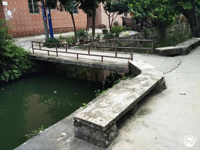 小桥旁的石板凳颇为怀旧