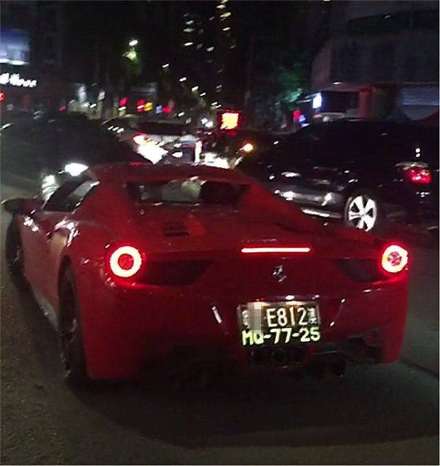 广东夜晚偶遇一辆法拉利458,车主是富二代,前后车牌足