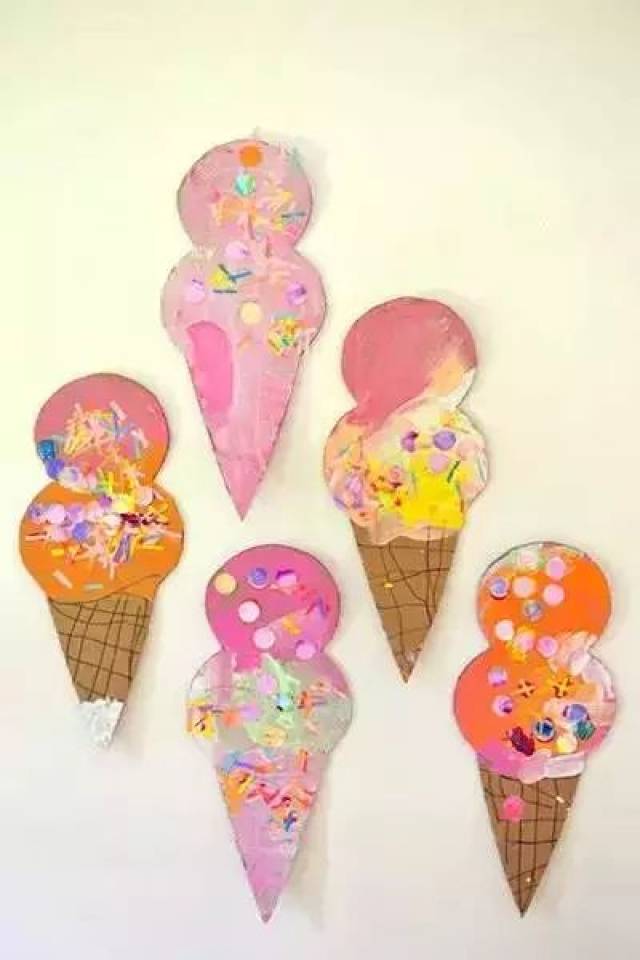 用彩色卡纸剪出冰淇淋的形状黏贴在一起即可,虽然简单但穿起来作为