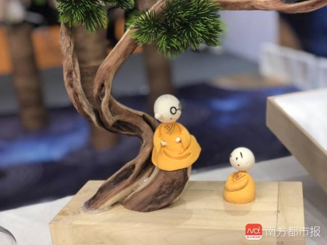 火遍大江南北的贤二机器僧来深 三句话后捕获美女记者芳心