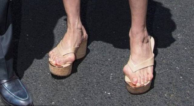 古有三寸金莲,今有高跟鞋,女人的脚什么时候才能解放?