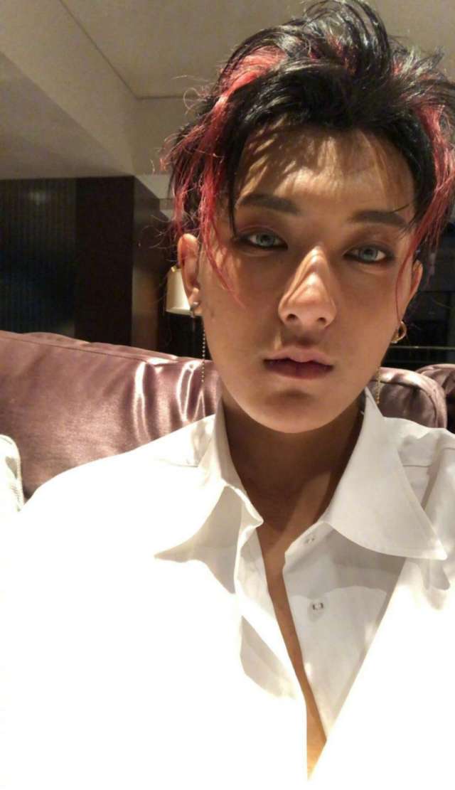 耿直男孩再上线!黄子韬晒无滤镜自拍,称这是做真实的自己