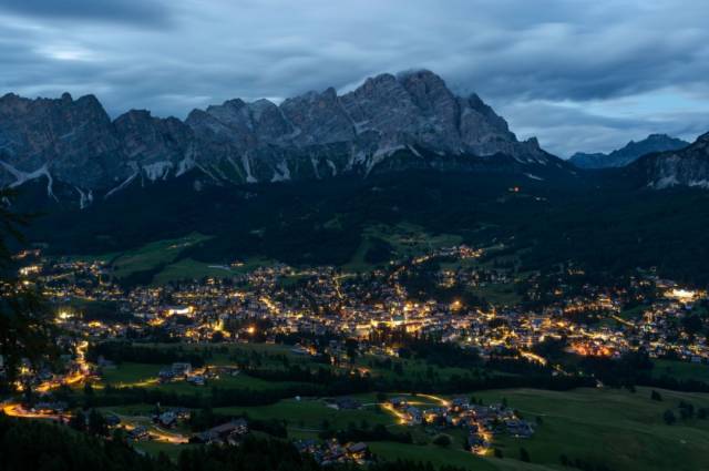 群山环绕的科尔蒂纳丹佩佐(cortina d"ampezzo)的气质与威尼斯截然