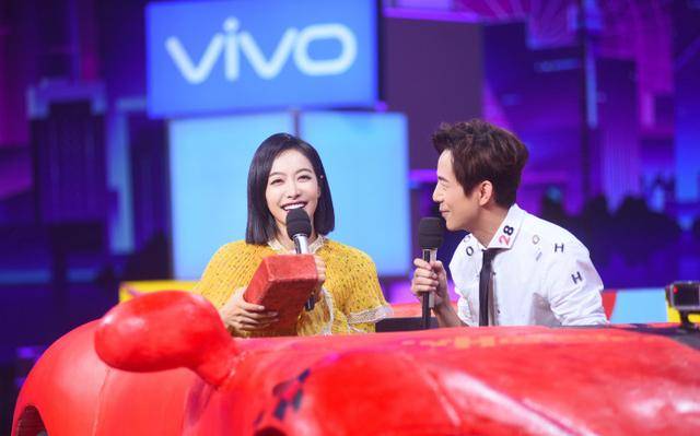 宋茜亮相快乐大本营与何炅互动 凭借四七二十八的梗登