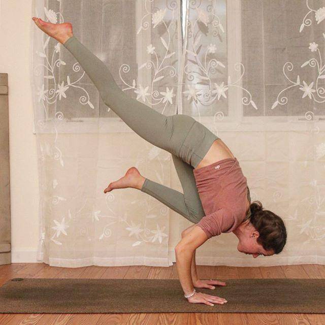 康迪亚一式 双方在双腿内侧,双脚分开比肩宽,重心移到双手掌上 身体