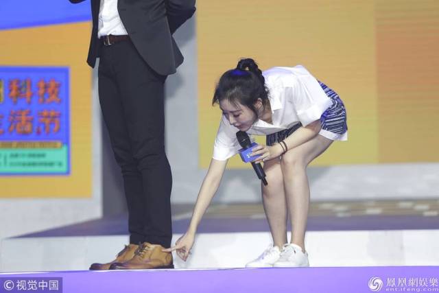好贤惠!王石小30岁女友俯身教男人穿搭