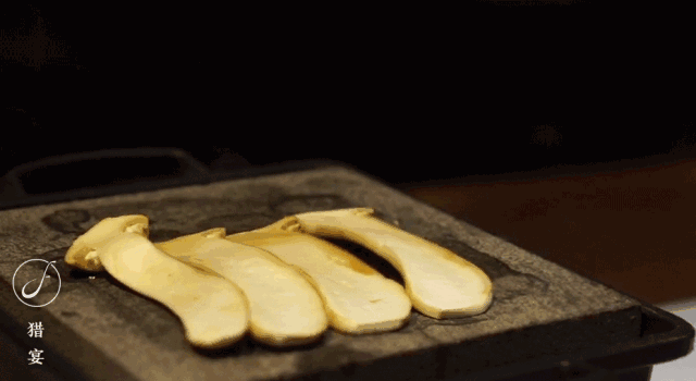 菌菇大概是解除苦热的一大良方,各大餐厅也各出奇招打造各种菌菇菜品