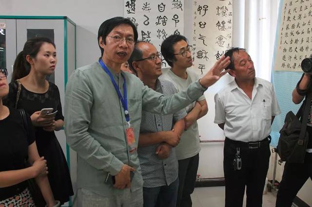 中国书协行书委员会委员施恩波为当地书法爱好者点评作品