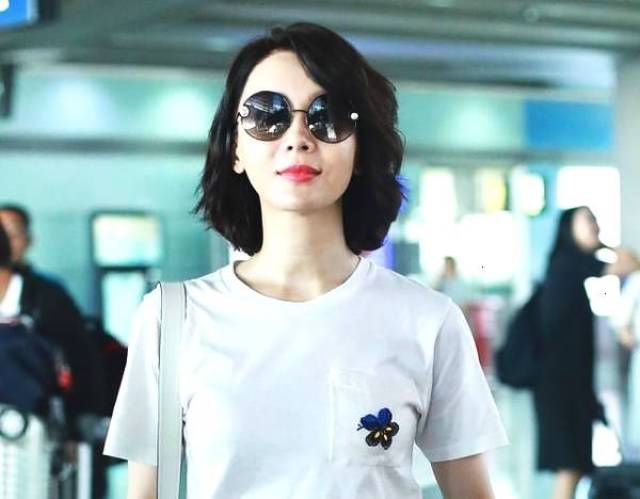 女神陈数短发清爽 一身减龄打扮亮相机场,没想到儿子都这么大了