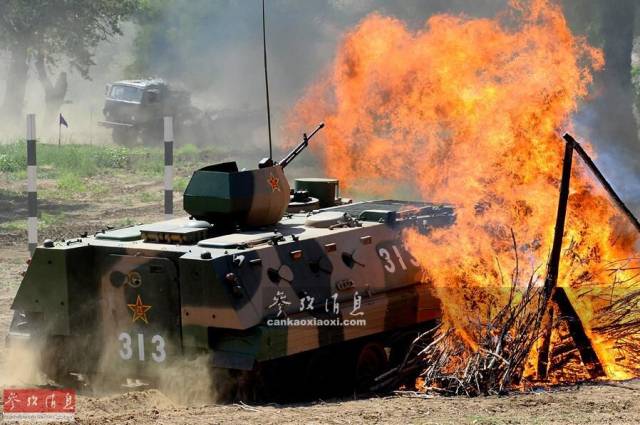 86式步兵战车通过火堆障碍.
