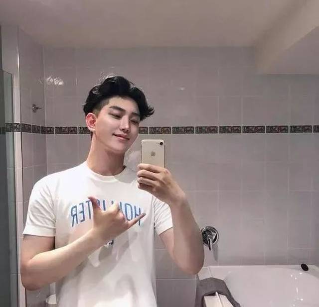 然而, 也有对自己外形满意的女生, 会用凸显身材的照片作为头像呀