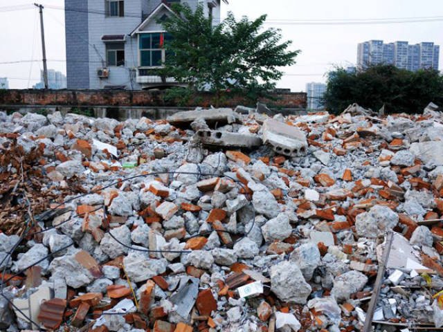 后续作业中产生的砖瓦碎块,混凝土块,废土,废渣等固体建筑废弃物,常常