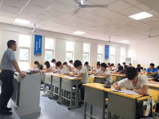 (学生们正在认真考试)