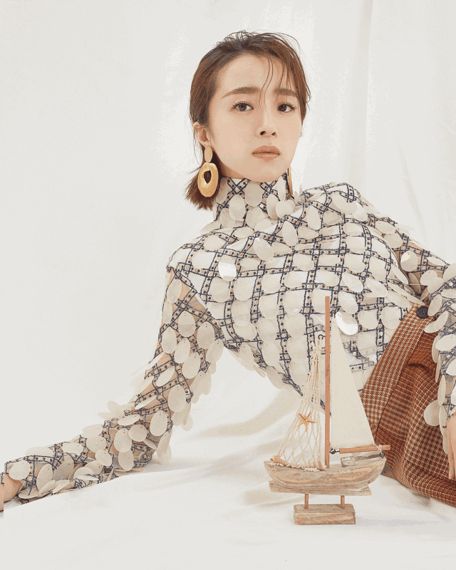 在胡冰卿的演绎下,20岁的孟丽君不单单是白纸一张的少女,走路略有些