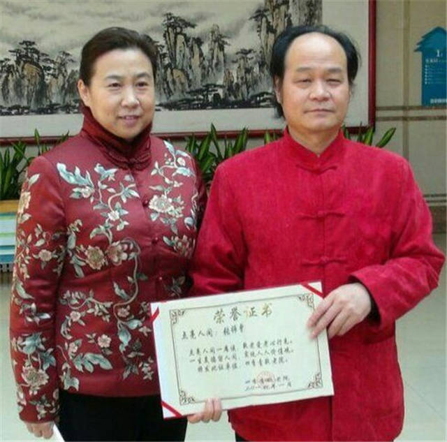 国家一级美术师,一级书法家张师曾先生下基层慰问北京牛街敬老院老人