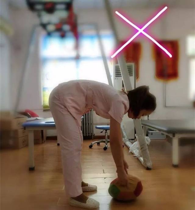 (错误的弯腰拾球姿势) 想要保护好你的腰,你应该这样做