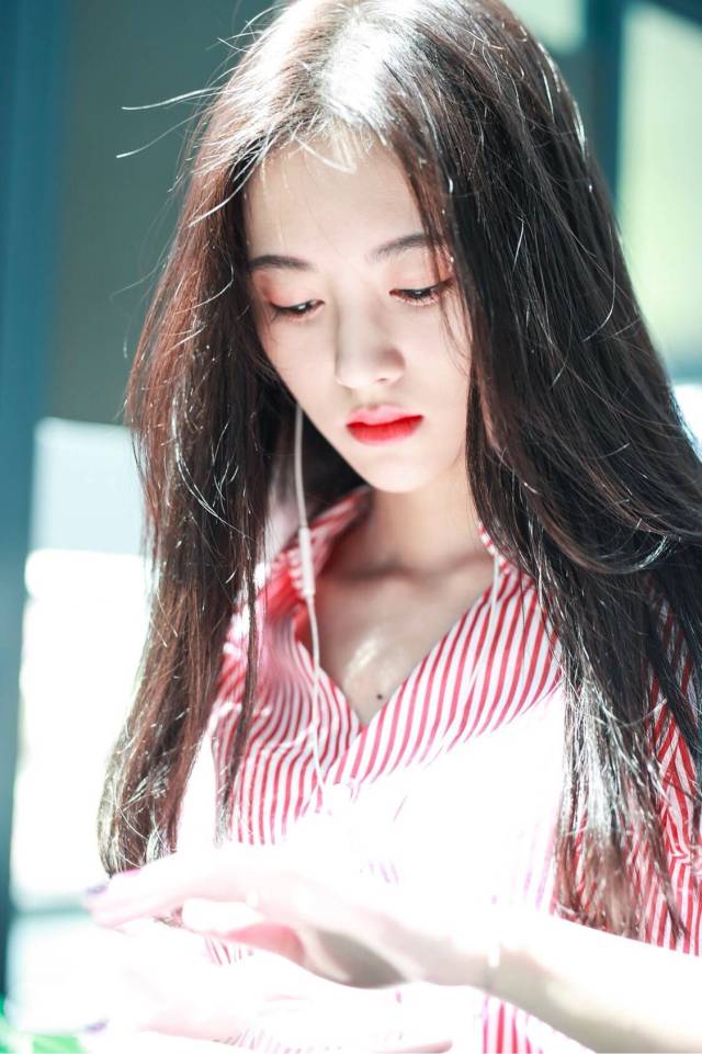 鞠婧祎身穿红色条纹v领衬衫,胸前大痣清晰可见