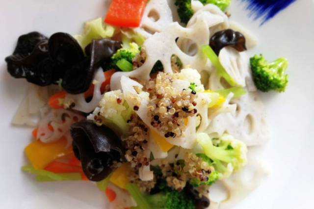 8个菜 有鱼有肉有海鲜 这样的轻食主义健康营养餐你会选择吗?