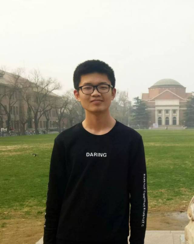 陈文龙,毕业于河南省临颍县第一高级中学,于2017年通过高考考入清华