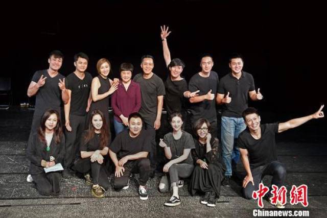 北京人艺开"台词课 冯远征带领青年演员重新归"零"