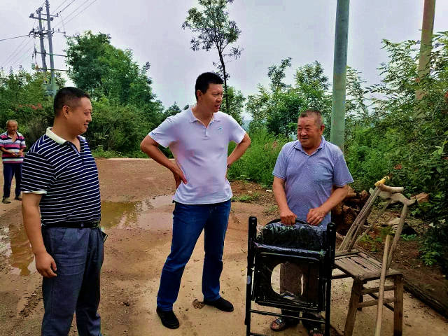 三门峡市团委书记何飞看望慰问驻村 第一书记和工作队员