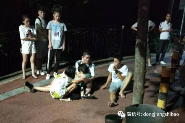 惊小女孩在红花湖被下坡自行车撞倒当场晕迷最后