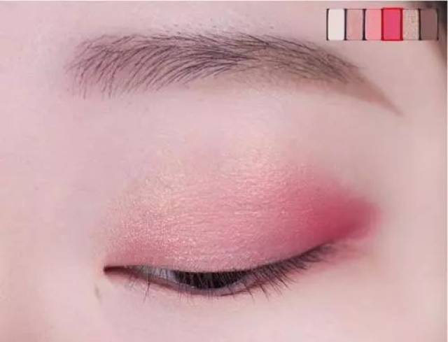 step3:在上眼睑的眼皮褶皱位置和外眼角的下方用粉色眼影涂抹.