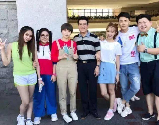 关晓彤爸爸晒与鹿晗合照,两人关系十分融洽,分手传闻不攻自破?