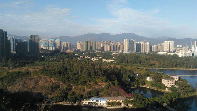 登上惠州澳头虎头山,远眺大亚湾西区