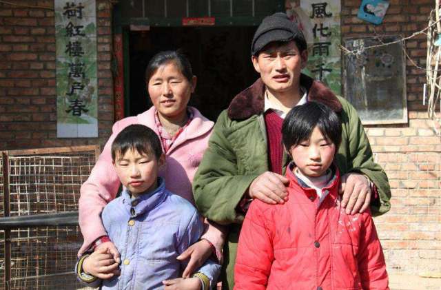 儿子相亲朱之文开心助演,儿媳妇蹲在旁边,有谁注意到她的表情?